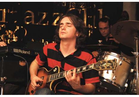 OMUL CU CHITARA. Chitaristul Marius Pop (foto) îşi aduce în Oradea trupa The M Theory, cu instrumentişti din toată ţara, profilaţi pe jazz-fusion, o combinaţie între jazz şi rock